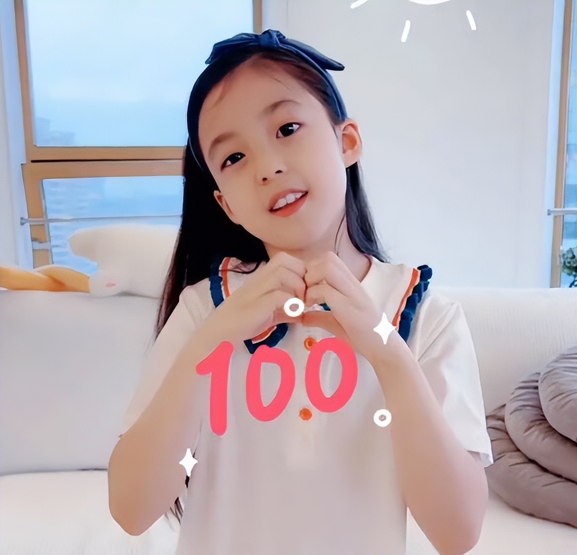 刘畊宏晒女儿近照，9岁小泡芙眼睛黑亮长相清秀，被赞：美人胚子