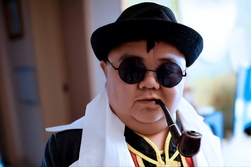 一米二袖珍人娶1米65的女演员，婚后还狂买房车，他有什么本事