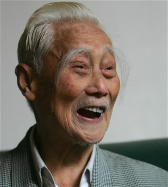 头发最长的人图片(九旬老人眉毛突然疯长) - 赤虎壹号