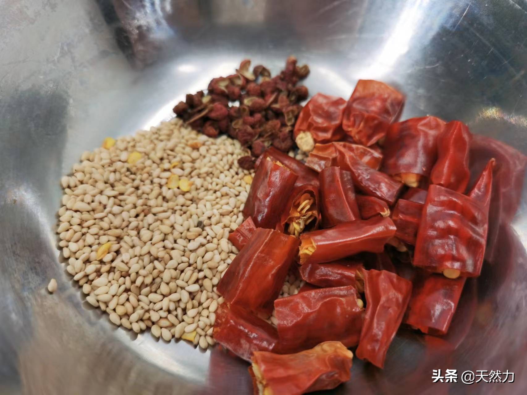 酸菜鱼的正宗做法，鱼肉滑嫩没腥味，酸菜爽口，酸辣麻香真过瘾