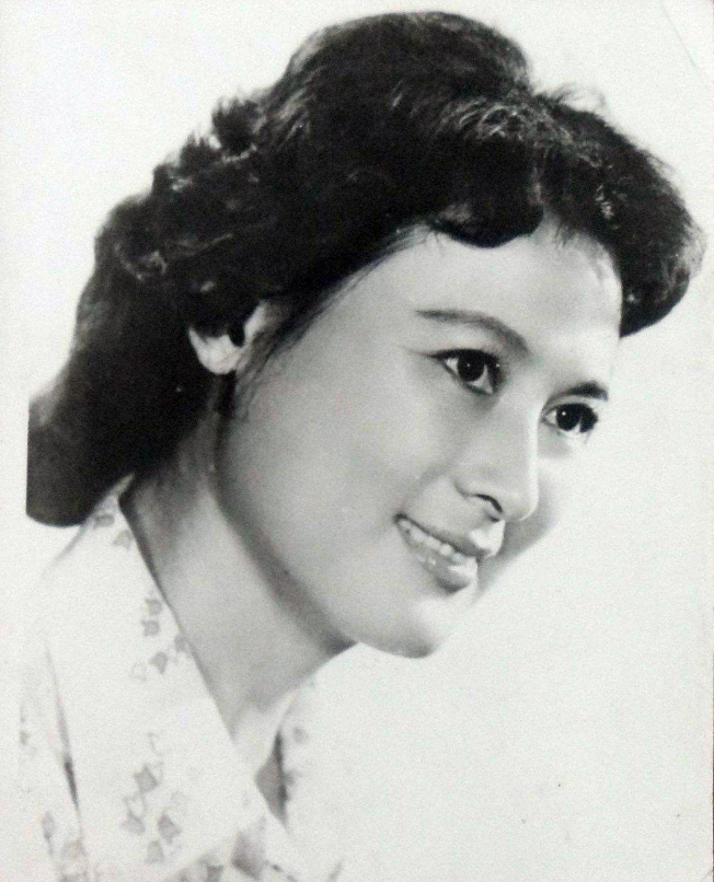 艺术家向梅：与丈夫恩爱一生对他有亏欠，儿子儿媳孝顺，晚年幸福