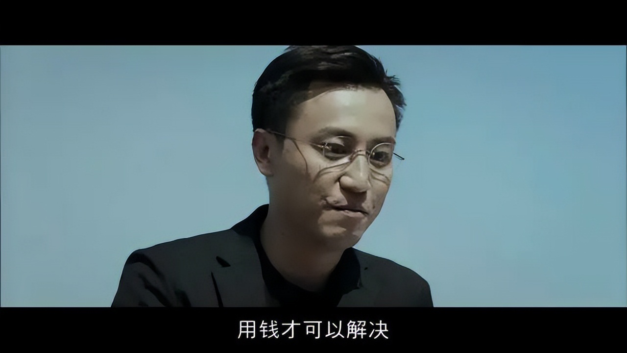 徐哲(张建声 饰)是一名年轻有为的作家.