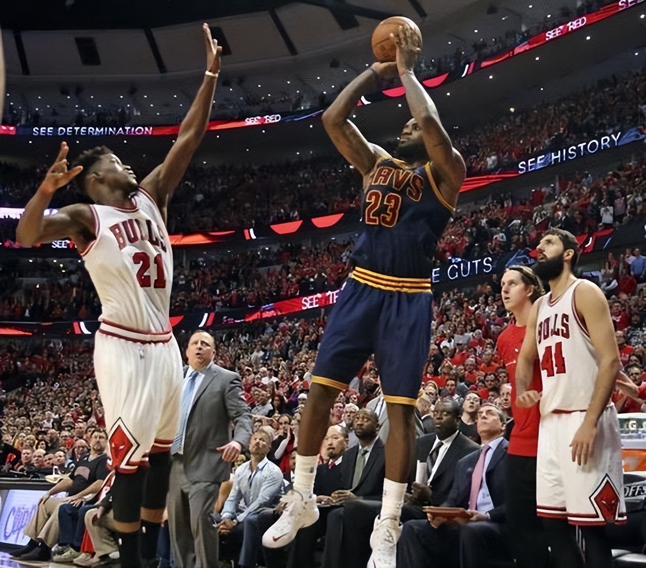 詹姆斯18年季后赛绝杀(季后赛绝杀之王!