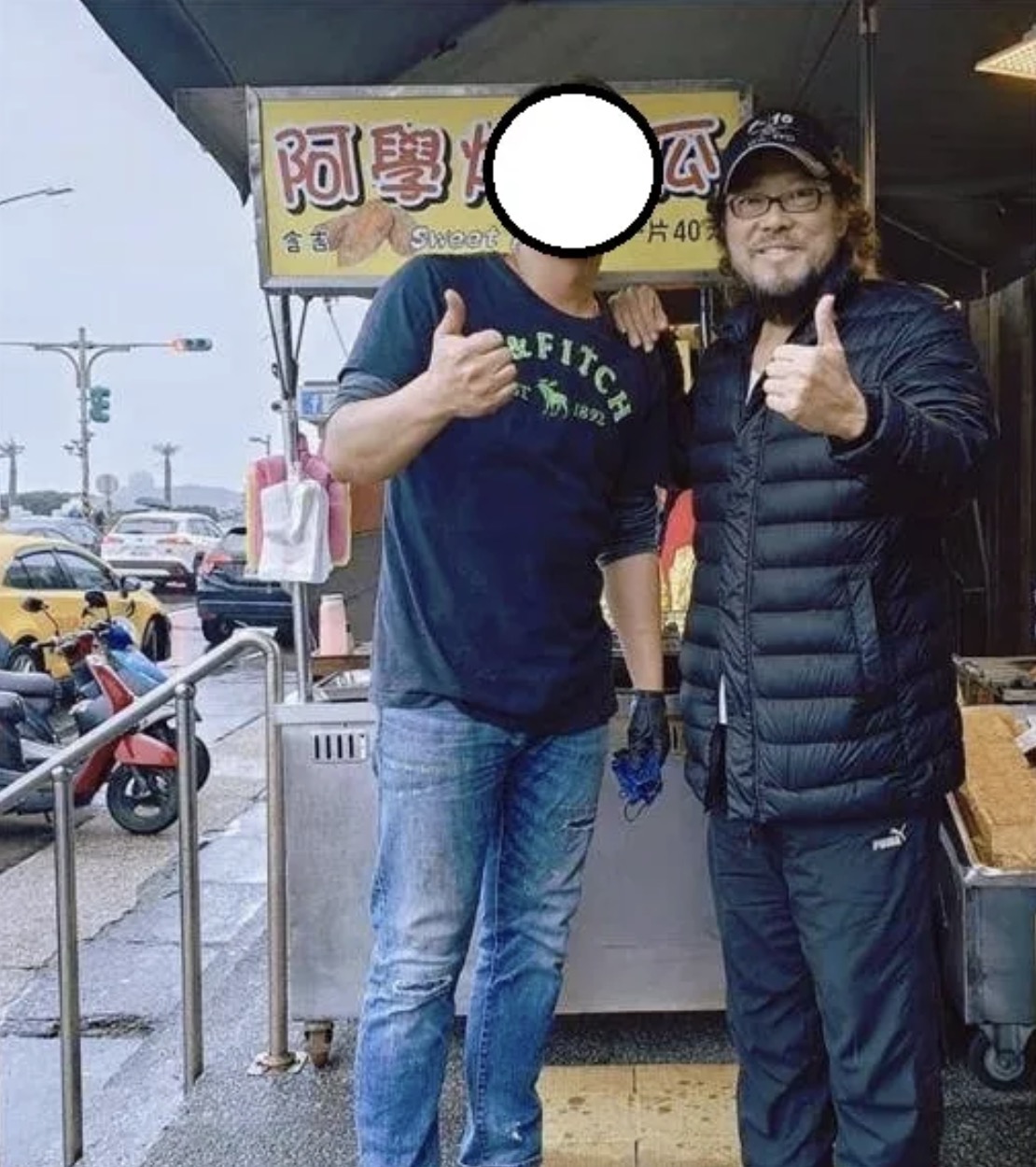 费玉清71岁哥哥被偶遇,张菲胡子拉碴似路人,穿着邋遢不注意形象