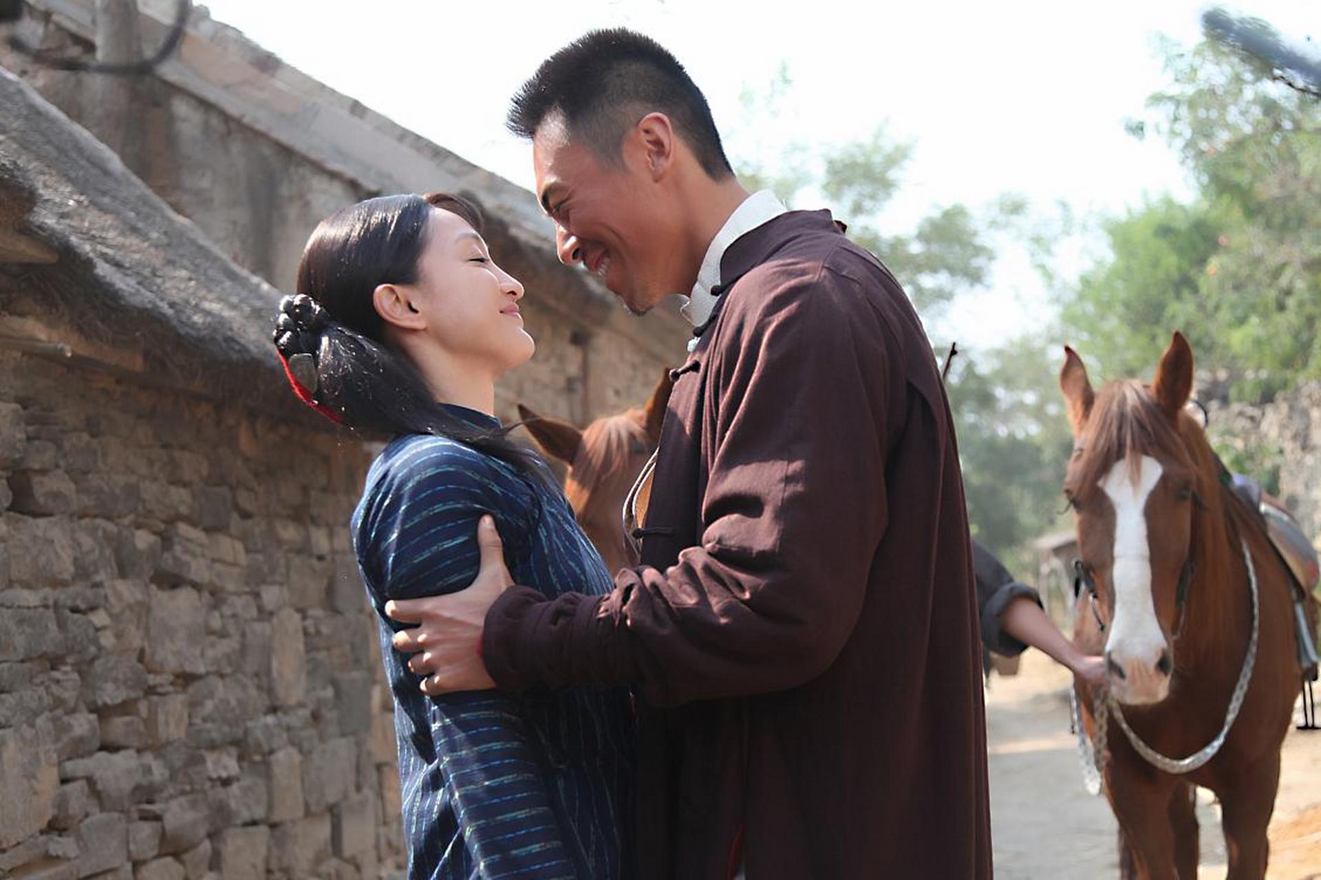 朱亚文"宠妻"人设塌了?搂抱女化妆师姿势暧昧,女方配文更暧昧