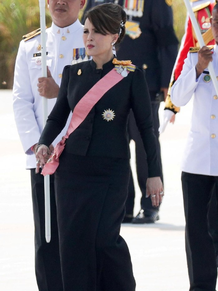泰国70岁公主不服老不行！裹黑色打底裤暴露螺旋腿，大腿又粗又壮