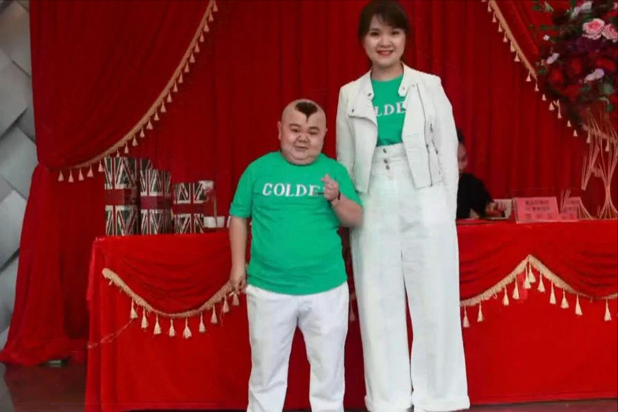 一米二袖珍人娶1米65的女演员，婚后还狂买房车，他有什么本事