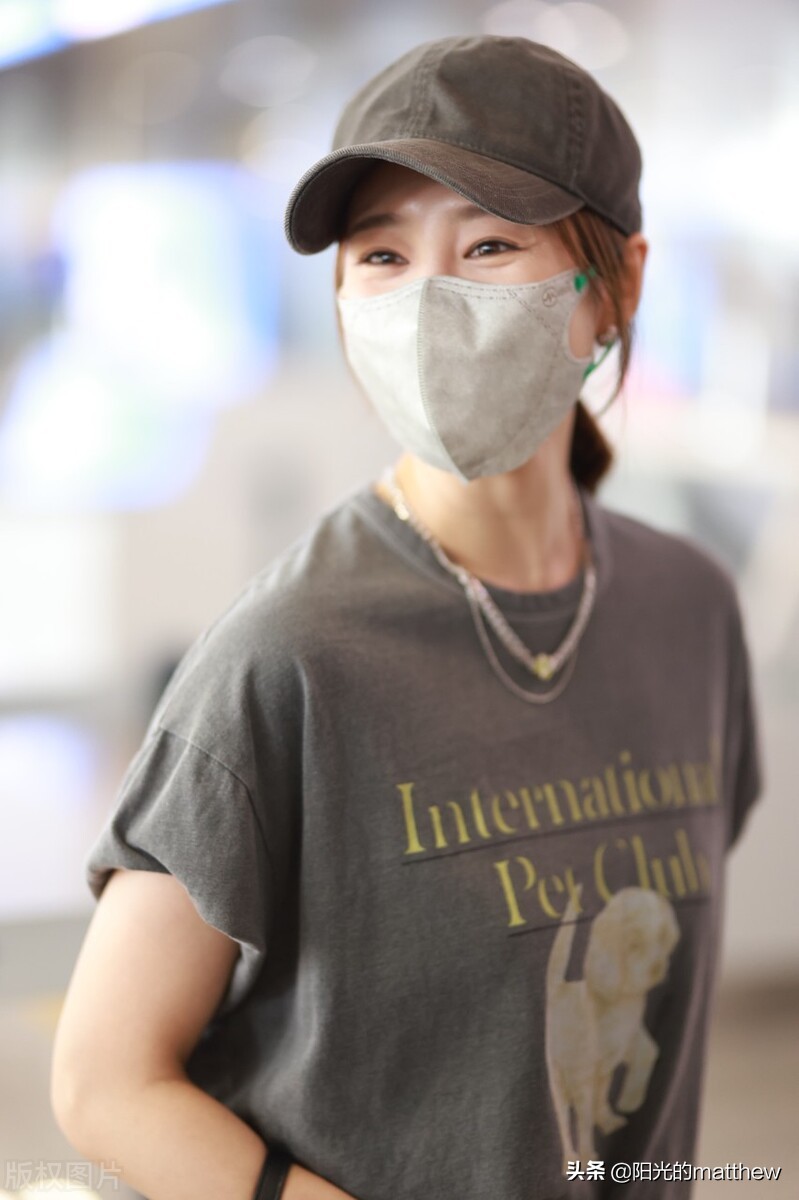 街拍：李纯灰色T恤+白裤子+棒球帽酷感十足