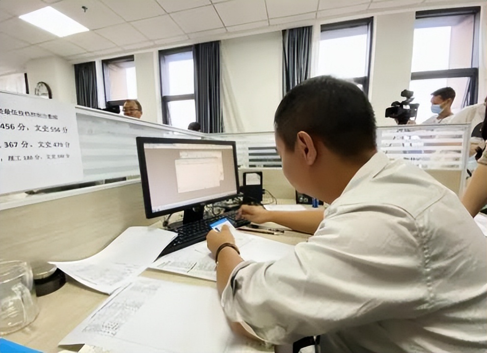 大学生免费帮亲戚填报志愿，568分考上211高校，等来的却不是感谢