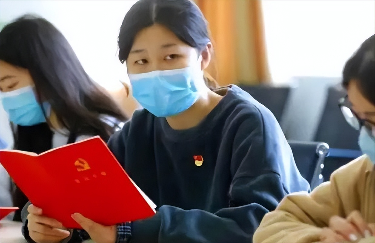 大学生想要入党，“决定权”在谁手上？除了辅导员还有个人很重要