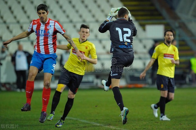 足球裁判开球怎么站位（伪球迷的自我修养(一)：你还不知道的足球比赛规则都在这里）