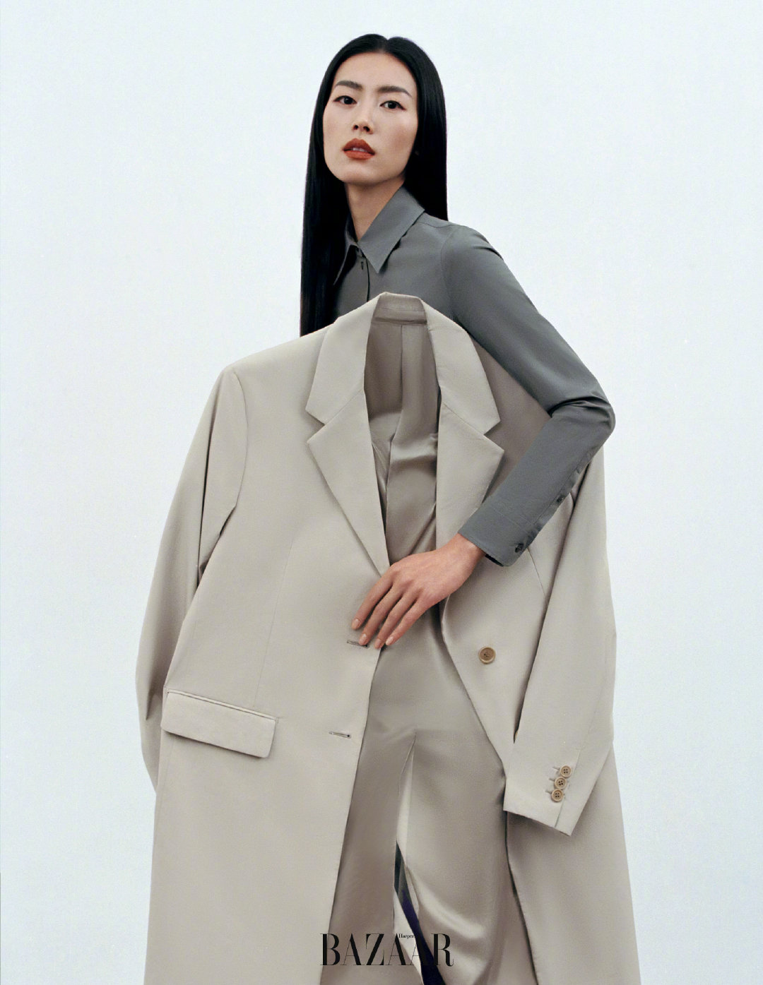 刘雯《时尚芭莎》三月刊,穿透明上衣用长发遮挡,演绎高级性感