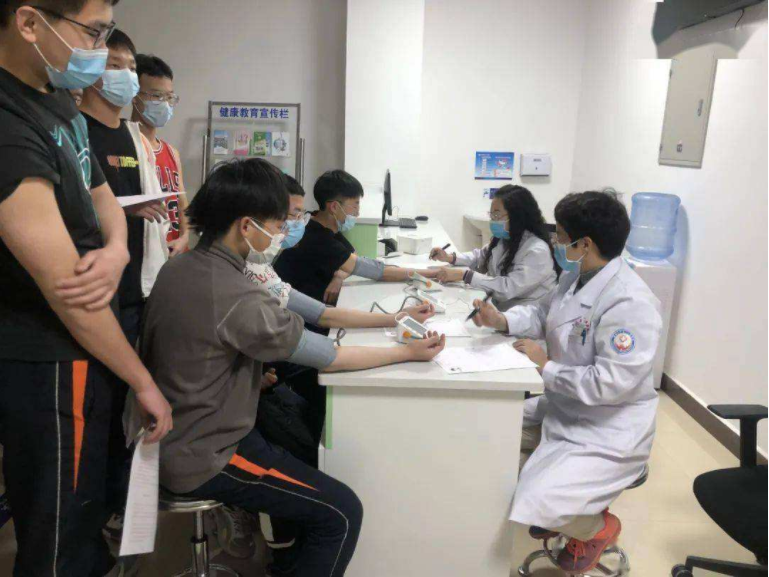 高考体检要“一丝不挂”？高三党瑟瑟发抖，医生：你以为我想看？