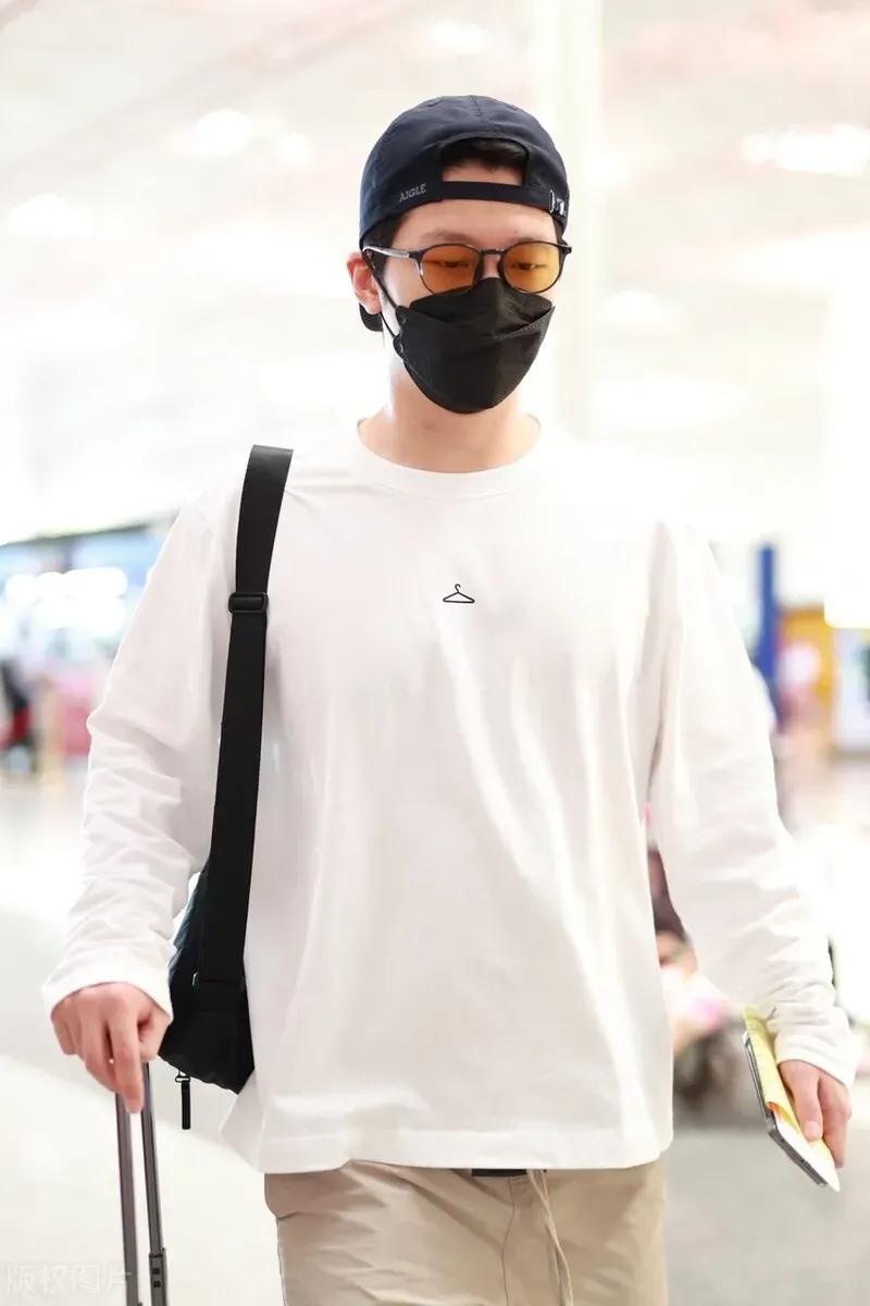 220707窦骁现身北京机场，简约休闲穿搭，低调出行