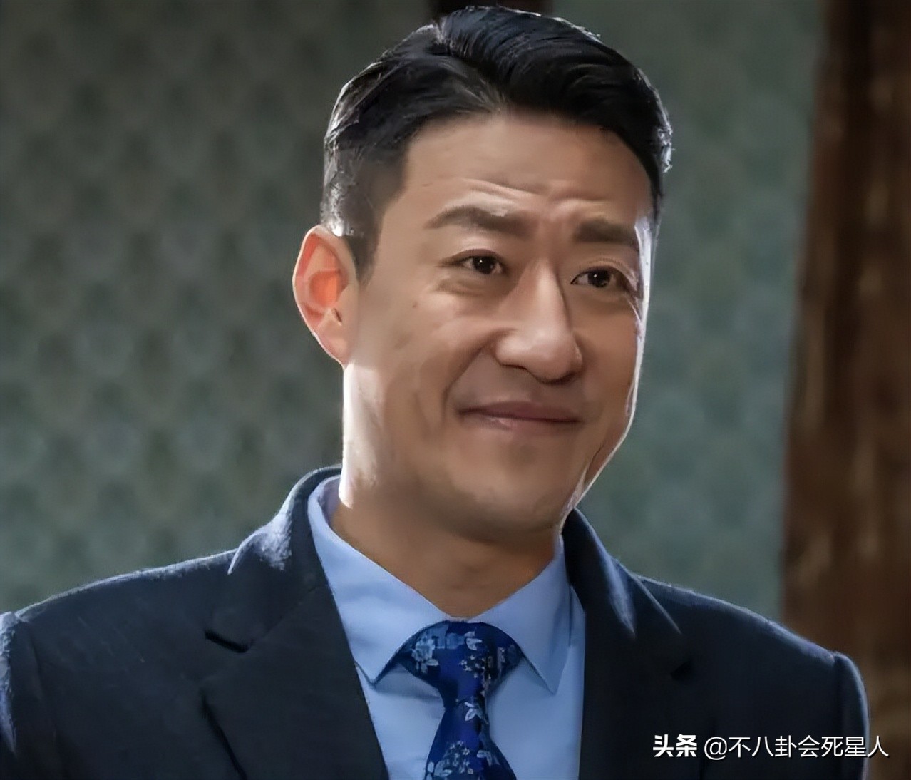 厚嘴唇、大鼻孔、长方脸，这7位男星看似很帅，实则奇怪