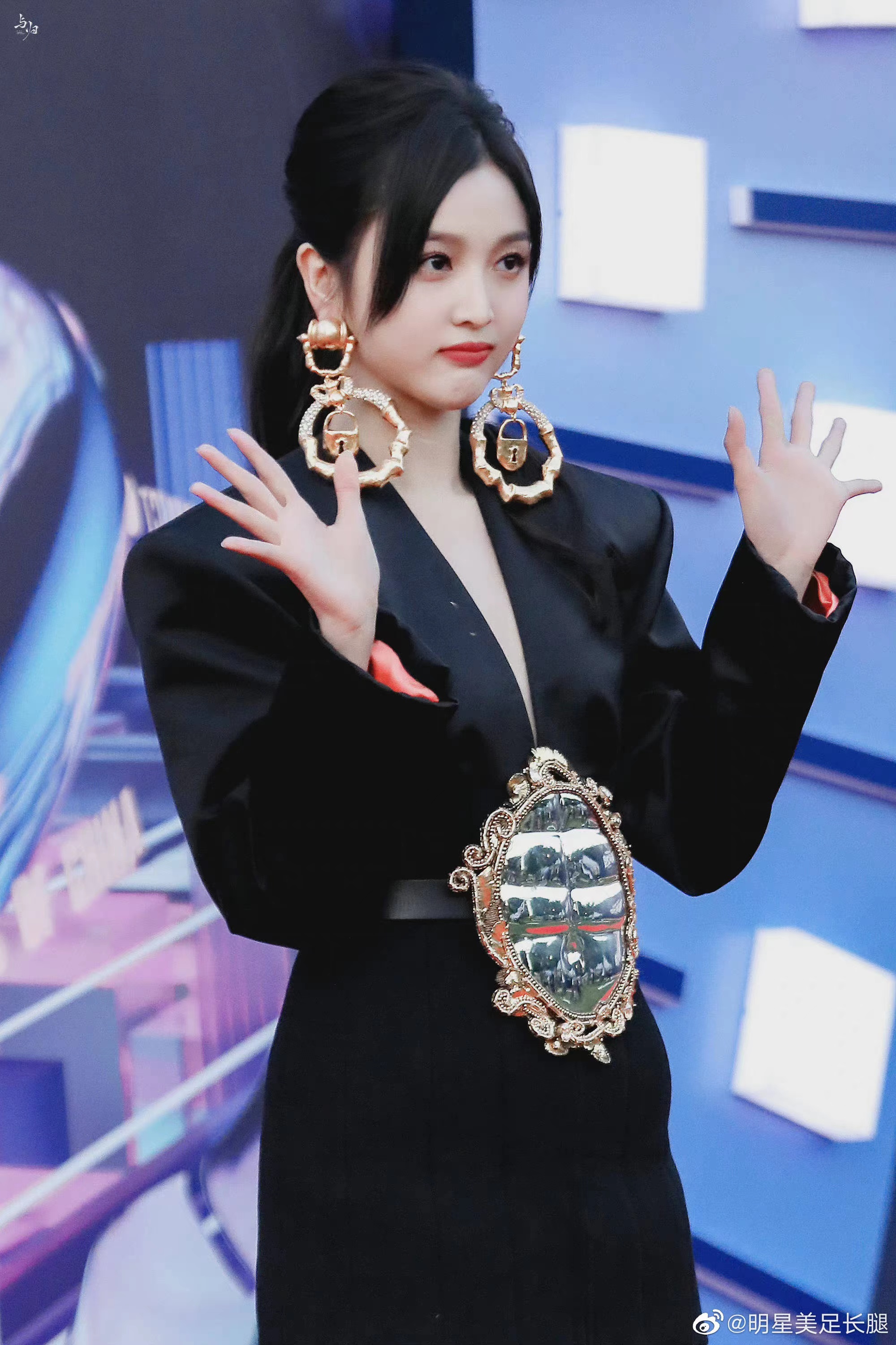 日前,吴宣仪身穿一套来自schiaparelli 2021 f/w hc的高定礼服亮相