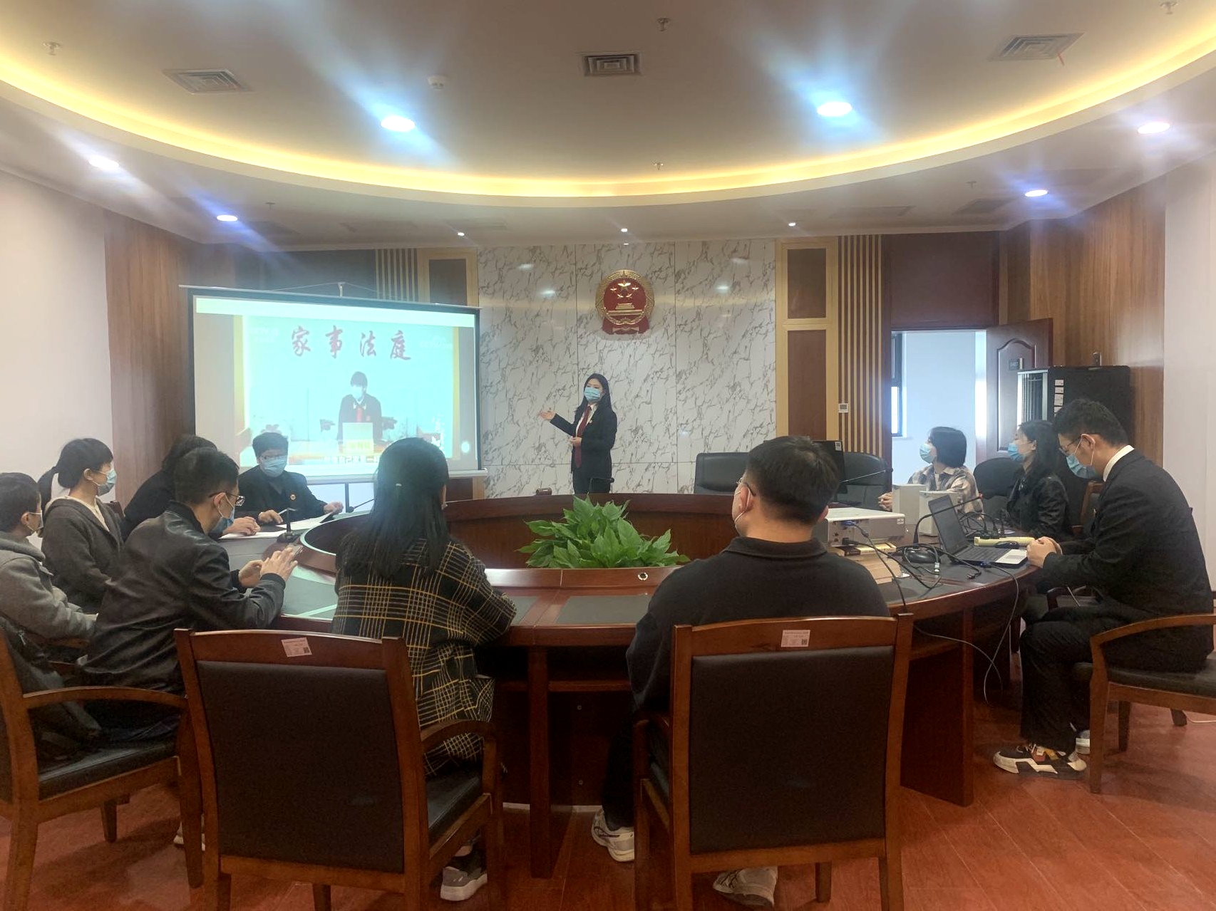 西安未央法院召开“三八”妇女节——“她知法”家事诊疗会