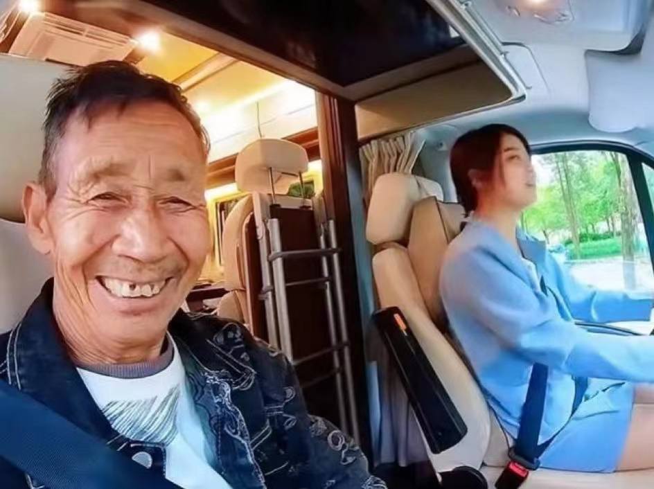 女婴被50岁老汉捡到，24年后身价千万，如今卖公司陪着养父去旅游