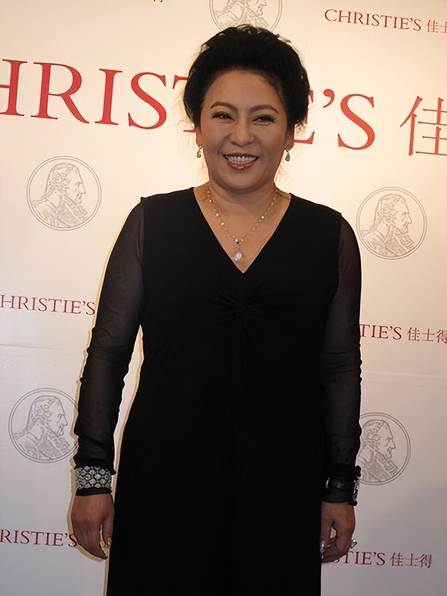 "向太"陈岚:戴75克拉巨钻,永远站c位,年轻时美貌不输关之琳