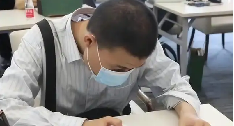 北大韦神的《简历》走红，虽然只有四行字，含金量却让人敬佩不已