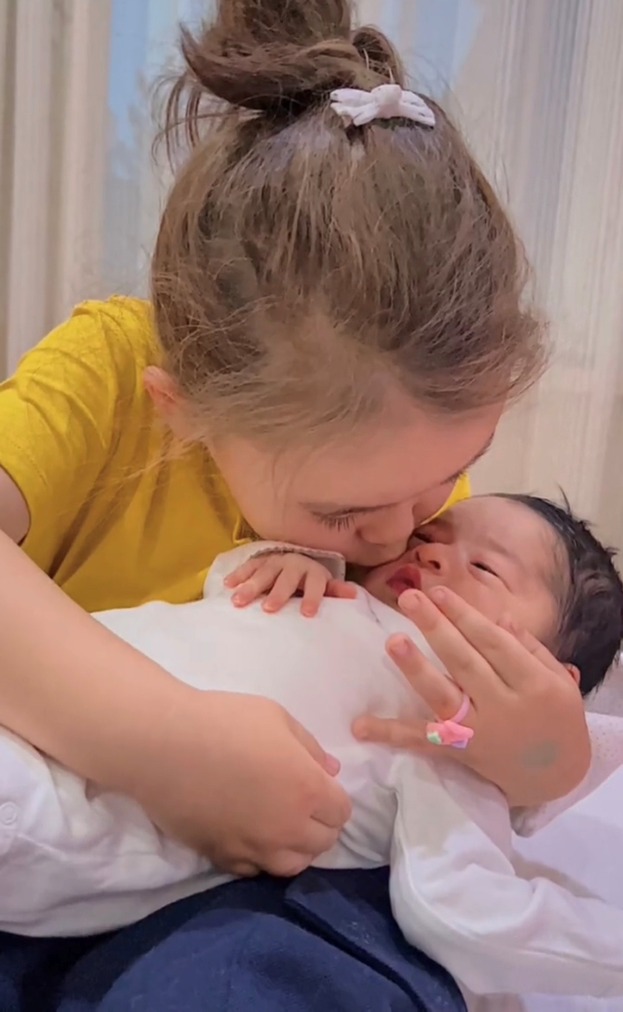 网红CEO二度未婚生女！五国混血女儿大眼可爱，父亲是藤校高材生