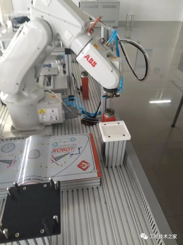 你知道机器人有几种编程方式吗？