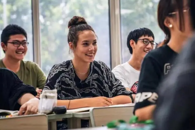 谷爱凌就读的斯坦福大学，到底有多贵？家里要没矿，根本读不起书