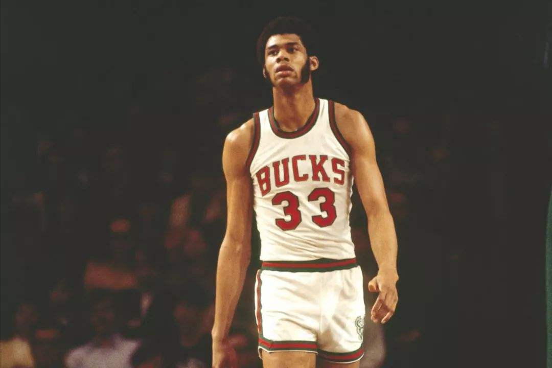 nba80年代的中锋有哪些(中锋也拿得分王，盘点历史上仅有的5位中锋得分王，恩比德有戏)