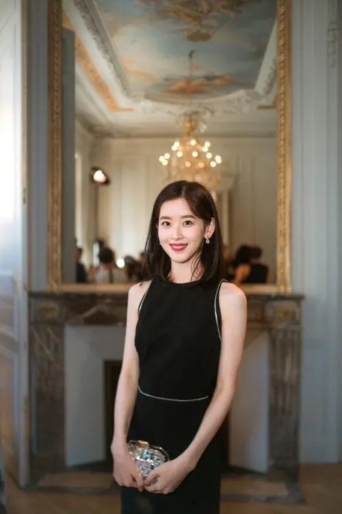 章泽天到底是京东老板娘,穿黑裙与老外合影,打扮低调但气场真强