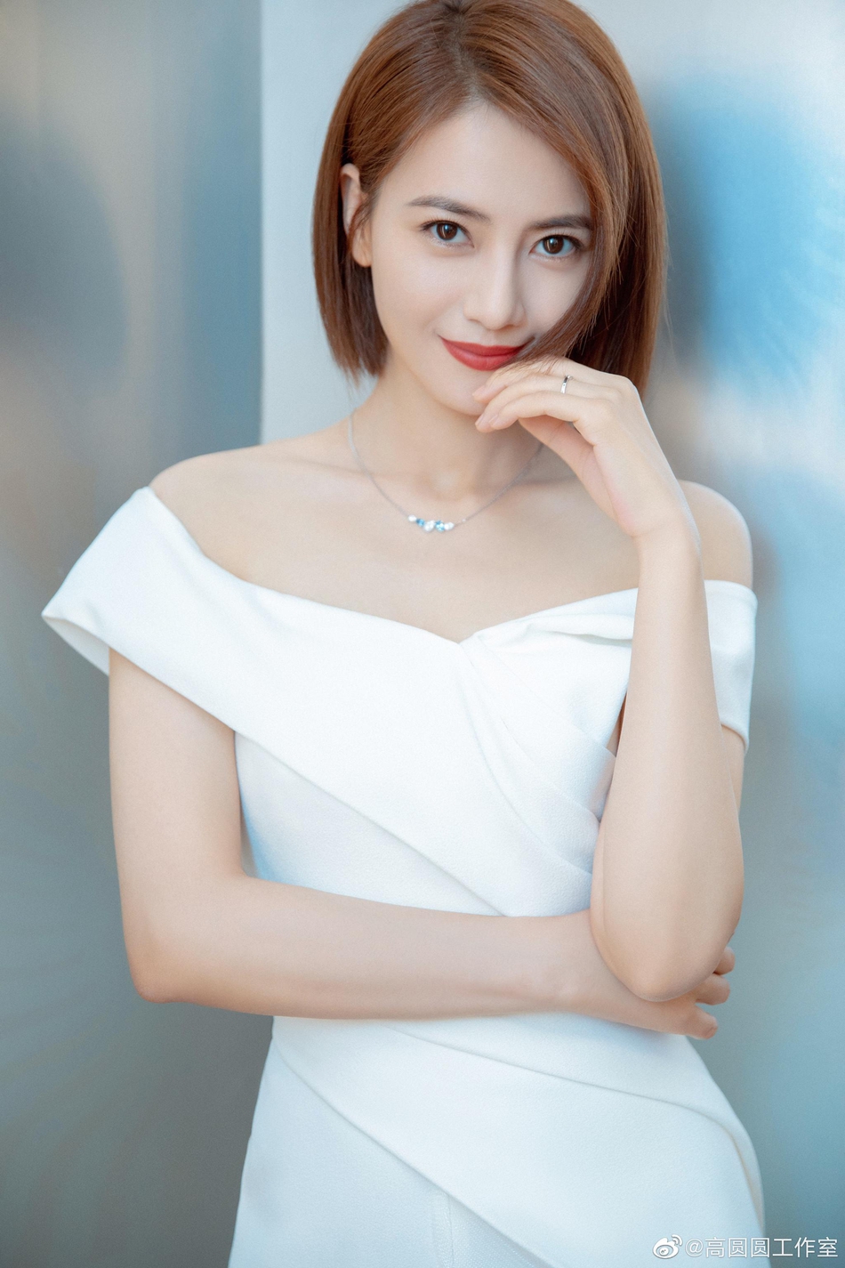 高圆圆穿白色连衣裙小露香肩迷人