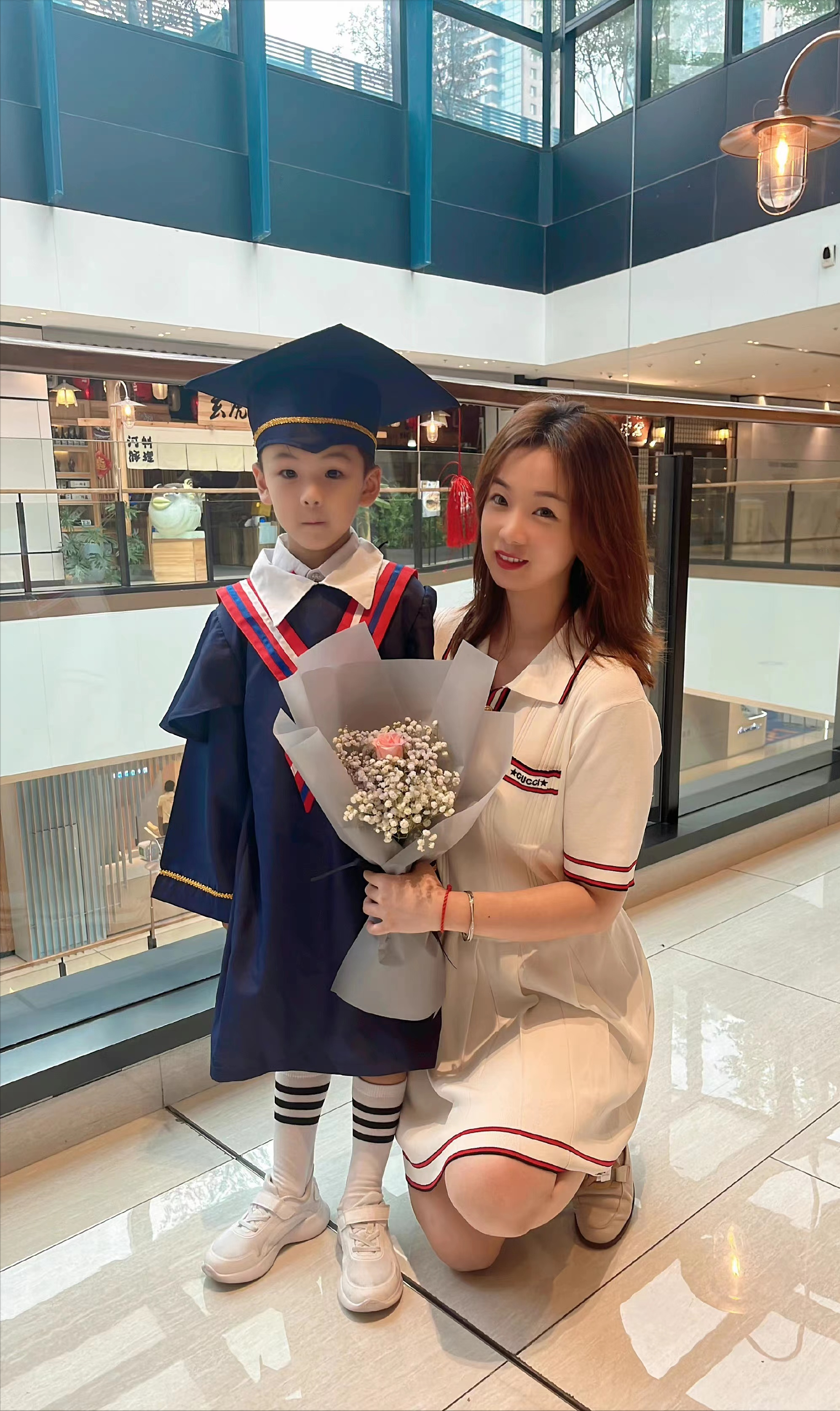 杨鸣妻子个人资料（杨鸣与妻子专属浪漫！气质型妻子手捧鲜花，儿子坐在球场，很温馨）-华海博客