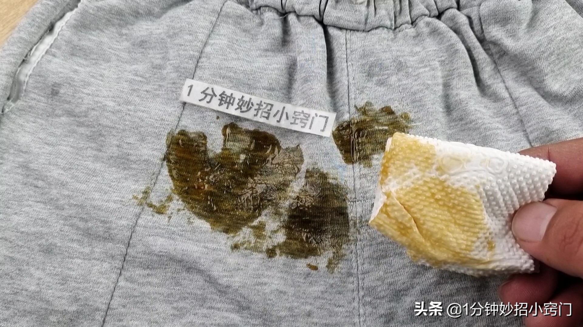 衣服上面的油渍时间长了怎么才能洗掉（衣服上的油渍时间久了怎么去除）-第3张图片-昕阳网