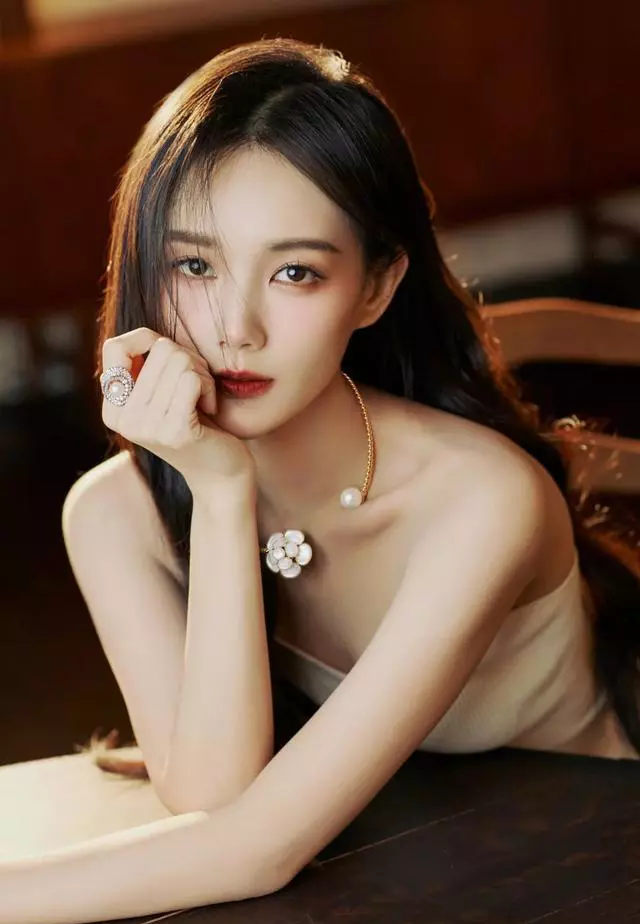 明星写真:李一桐白色抹胸长裙时尚艺术照,大波浪长发搭配高跟鞋