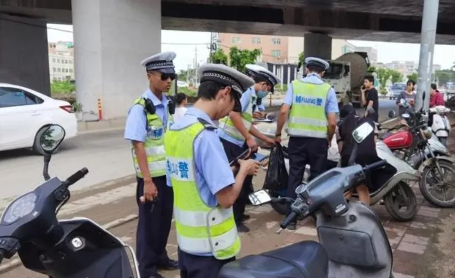 电动车要符合什么条件才能上路?持汽车驾照能骑吗?交警给出回复