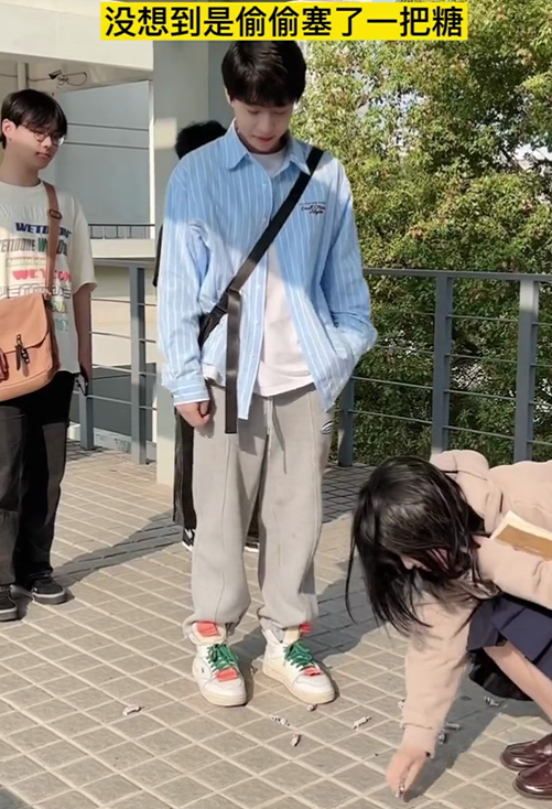 一男大学生给女生塞糖，却被同学视为恶作剧，网友：他长得像邓伦
