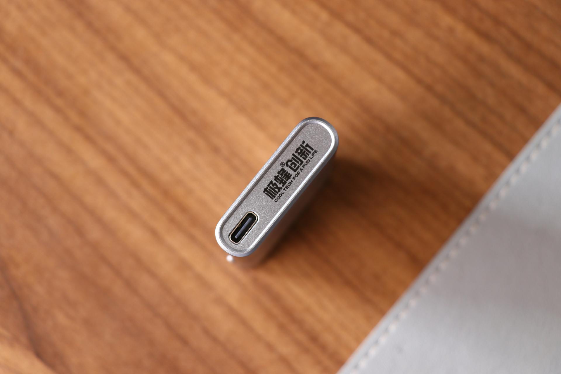 “新能源”打火机体验：高颜值无耗材，充电就能正常工作？