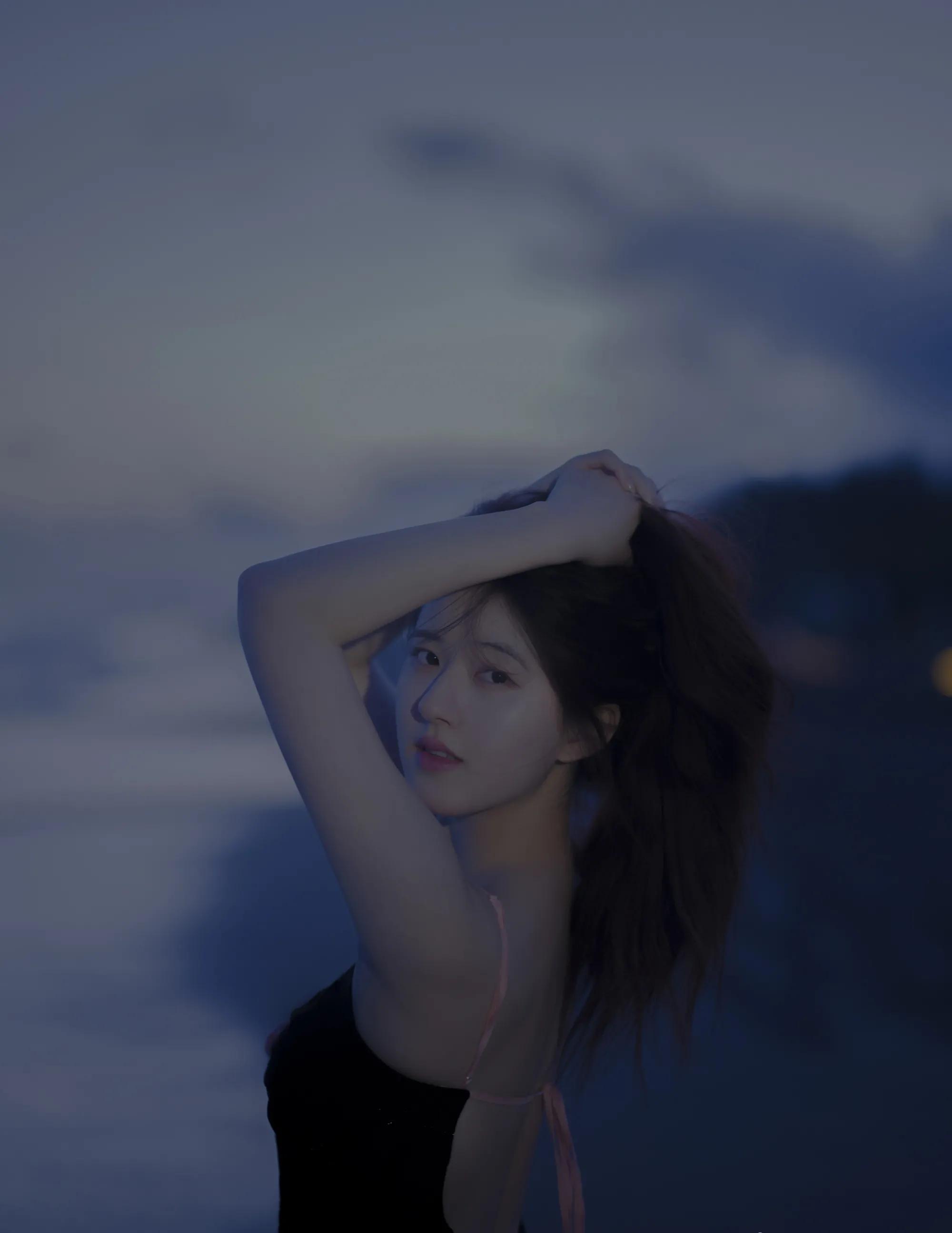 从网红成长为明星，赵露思甜美写真欣赏