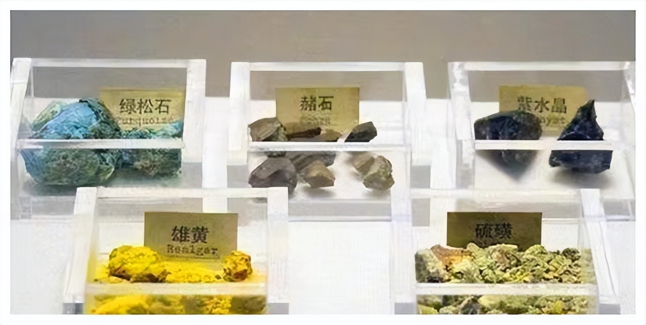 60年代，江苏出土父女合葬古墓，意外发现900枚分装红色“仙丹”