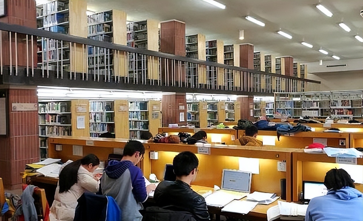 一组清华教室实拍图，上课抢座都陷入“内卷”？被嘲高学历低素质