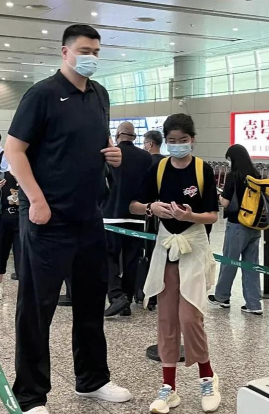 姚明带娃现身机场，12岁女儿罕见露面，身高超成人打扮新潮