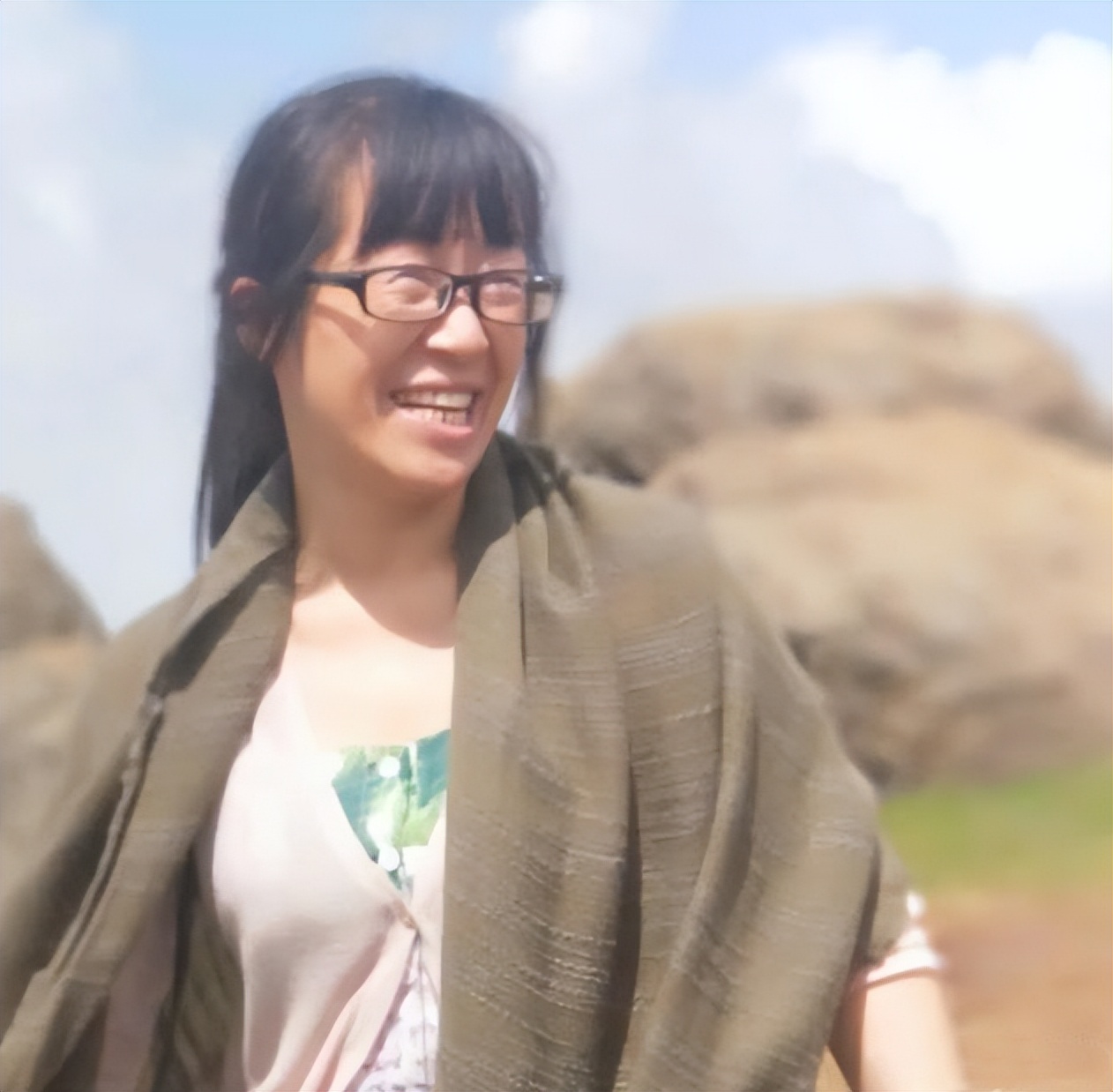 诗人余秀华：好不容易脱离苦海，转身又跳进火坑，图啥呢