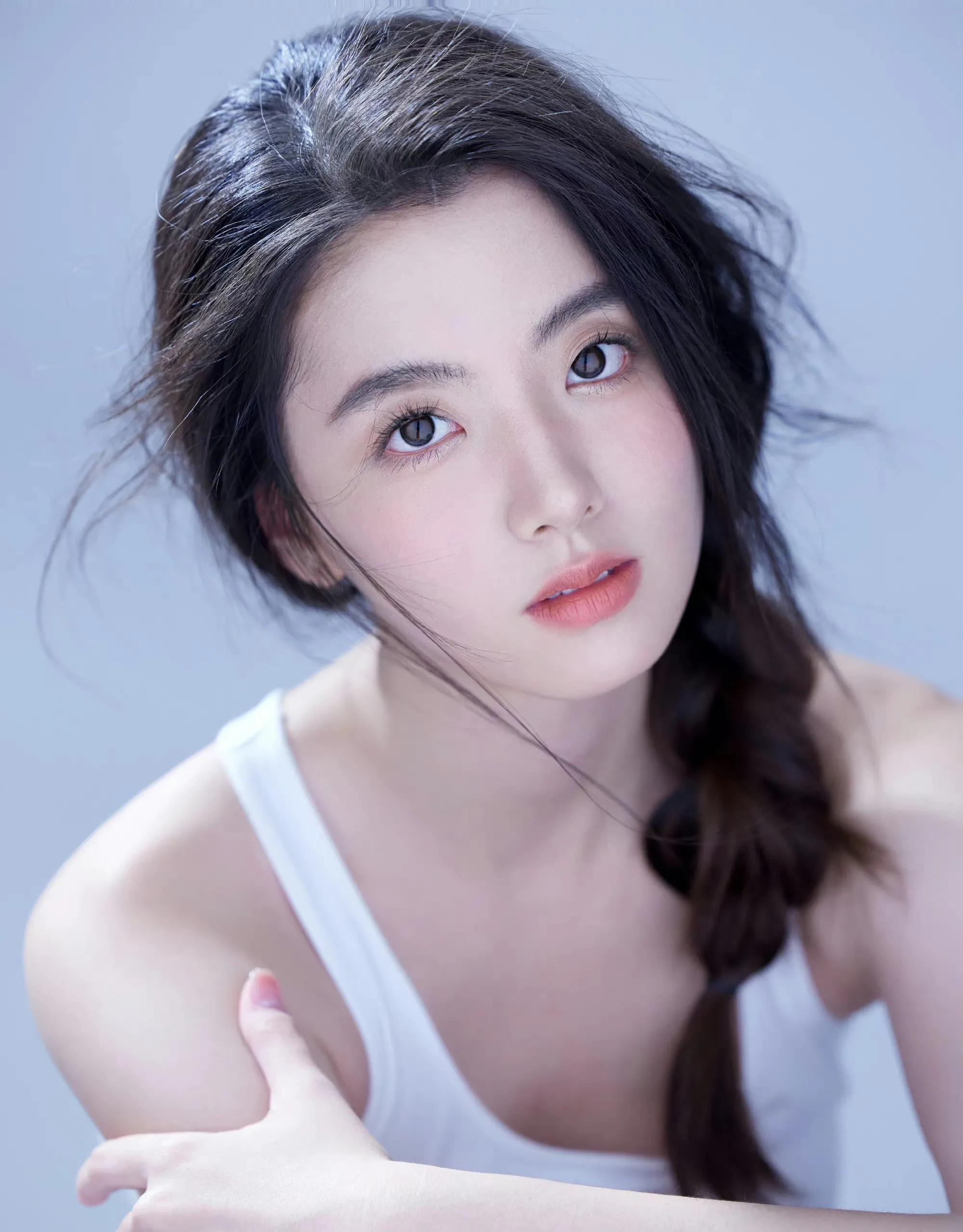 美女演员何子怡