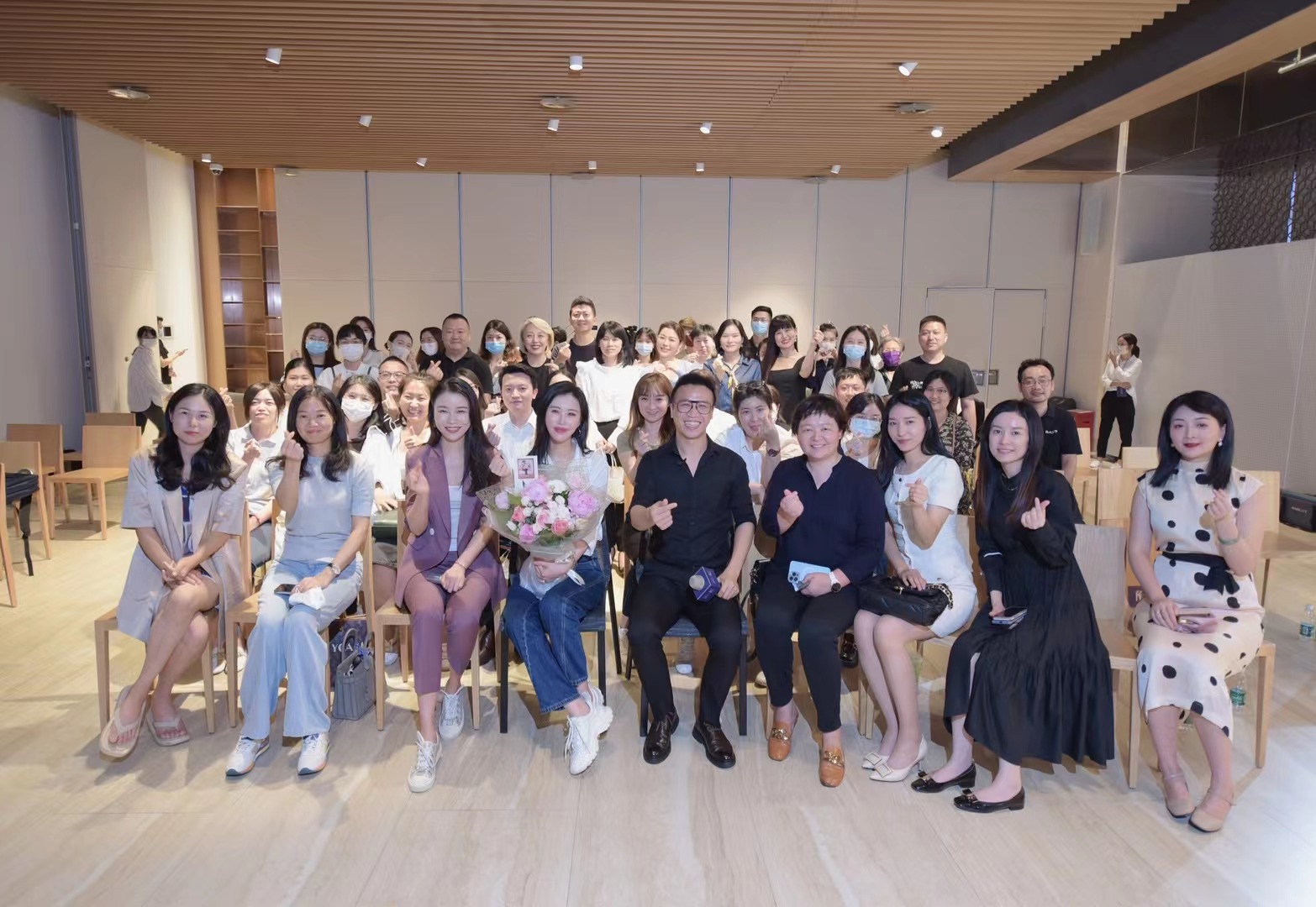 Tian Pujun shared experience with 10,000 women face-to-face, and a new book sharing meeting was held across the country