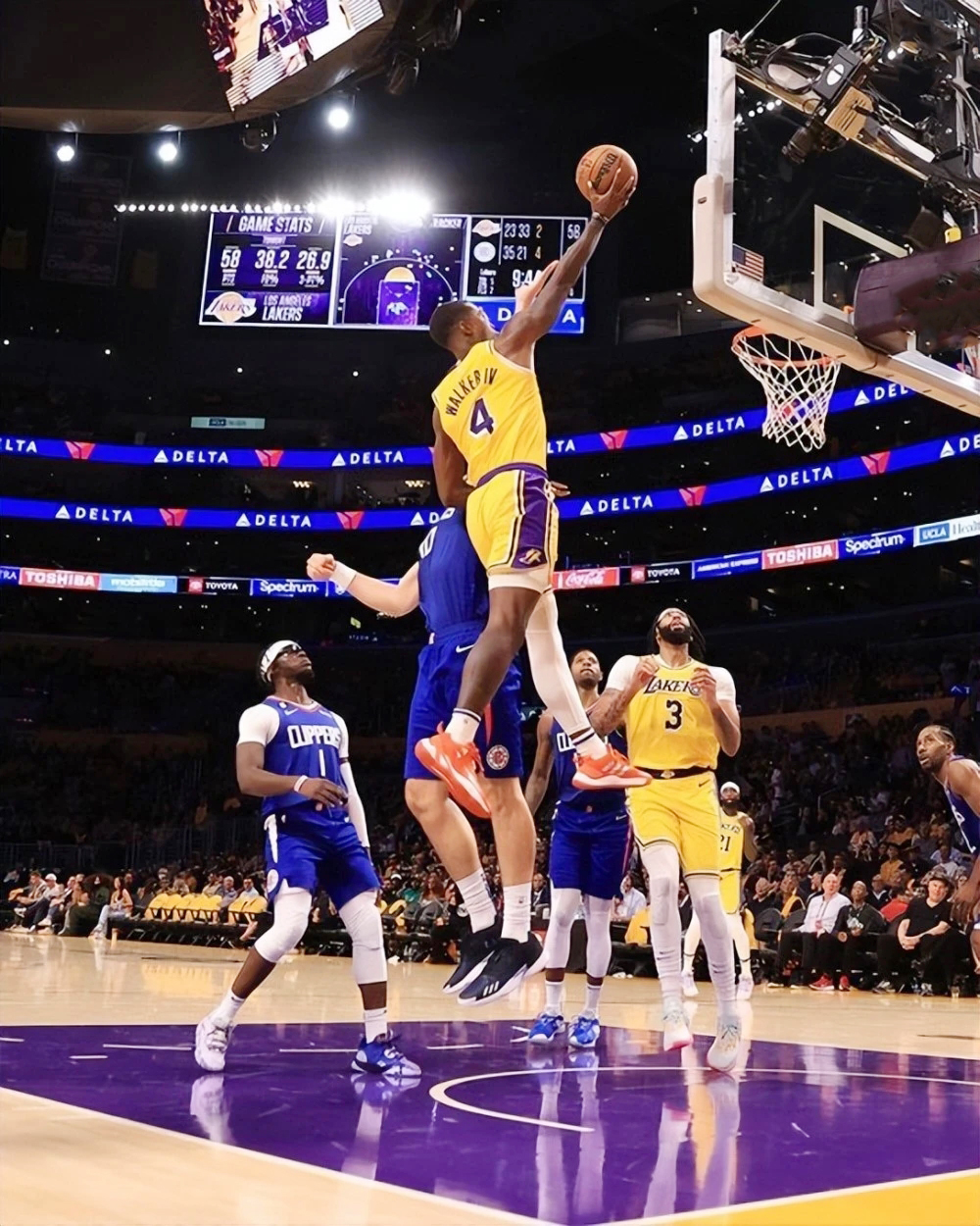 进攻效率出问题（进攻效率骤降！贝弗利状态低迷的原因找到了，对湖人反而是好事）