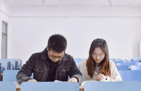 男同学当众表白，未经同意就“亲吻”女生，旁观者看不下去了