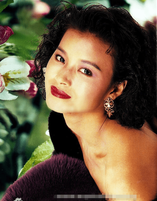 她是首届亚姐冠军,人美心善未遇良人,前夫三婚又离,想找第2春