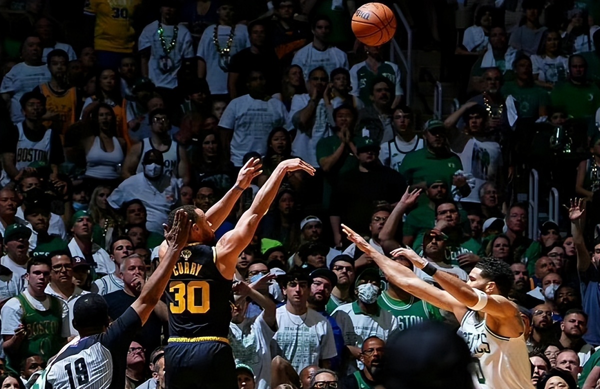 nba勇士船长(魔鬼主场来袭！中文大旗现身大通中心，外国球迷：勇士总冠军)