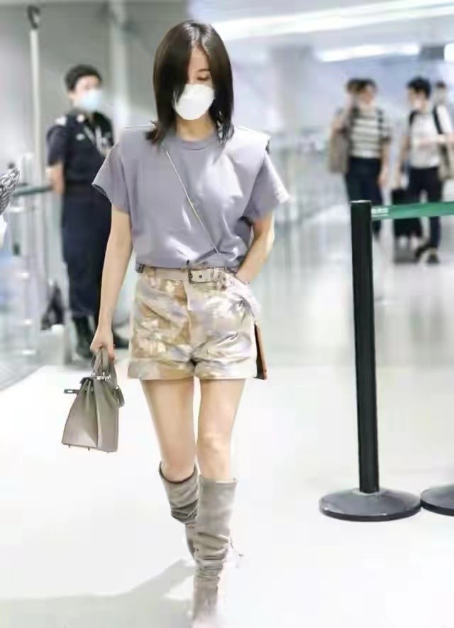 159cm的王子文太会穿，长靴比半个腿都高，但超有时尚感