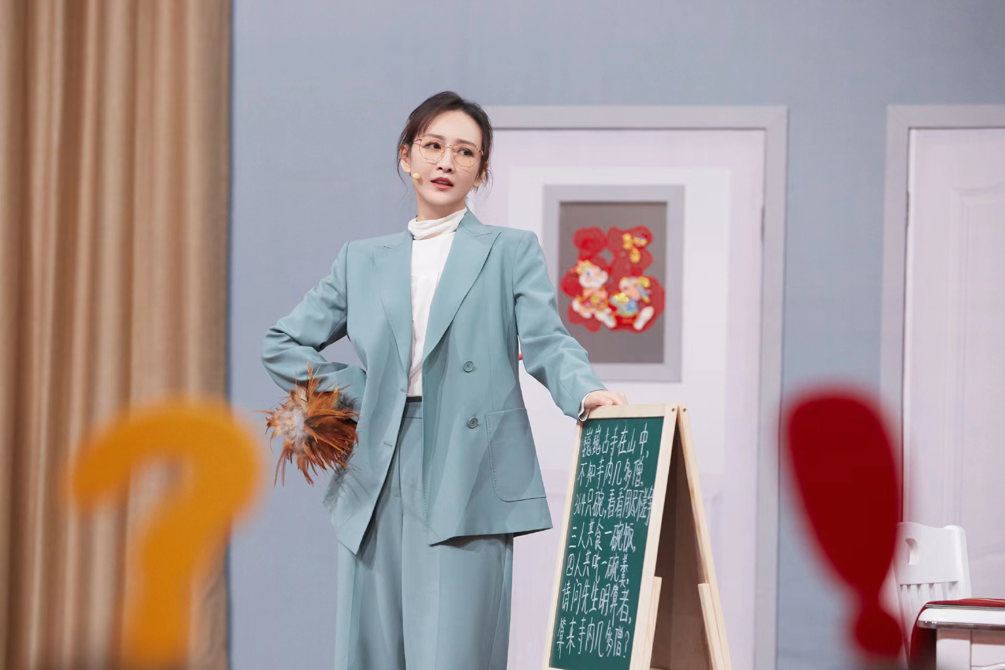 王鸥北京台春晚演小品,穿一身浅蓝色西装,精致又干练!