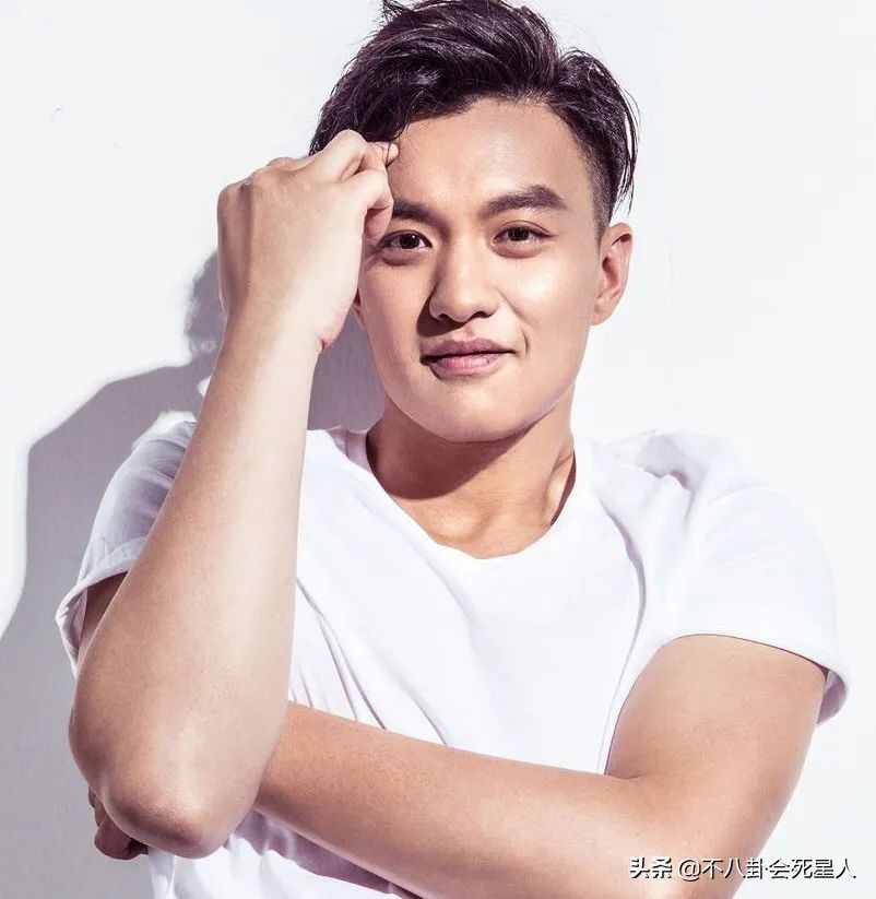 厚嘴唇、大鼻孔、长方脸，这7位男星看似很帅，实则奇怪